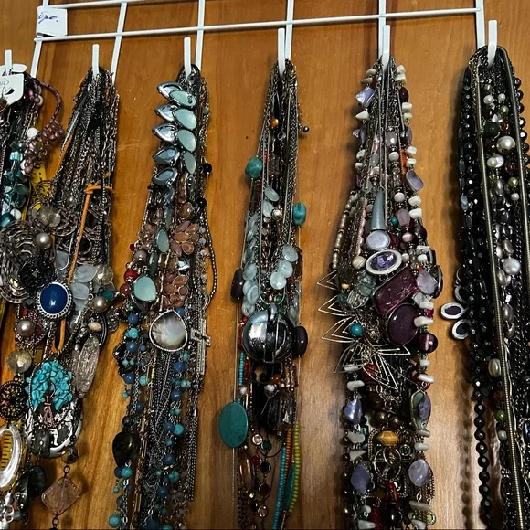 3Lbs of Necklaces Vintage to now . All wearable. ‼️A few bundles available ‼️ - Picture 11 of 11